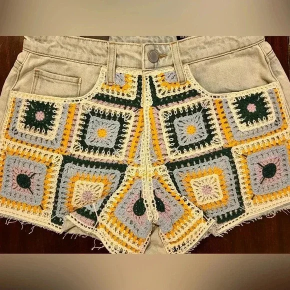 BLANK NYC THE BARROW VINTAGE HIGH-RISE DENIM CROCHET SHORTS. SIZE 26 NWTS - Picture 3 of 6